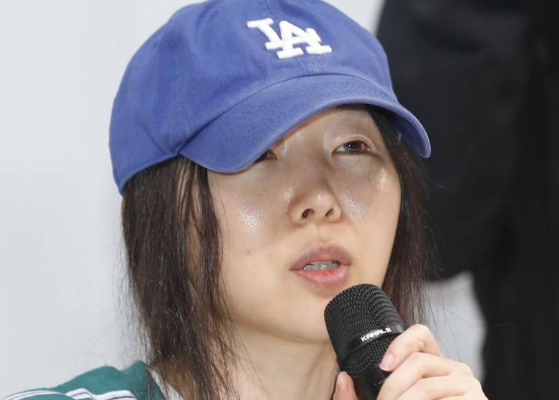 En una conferencia de prensa realizada el 25 de abril, Min Hee Jin se defendió de las acusaciones, negó haber cometido abuso de confianza y criticó la gestión de HYBE. También negó el haber dicho que Ban Si Hyuk le había robado a ella el concepto del grupo BTS antes de su debut.