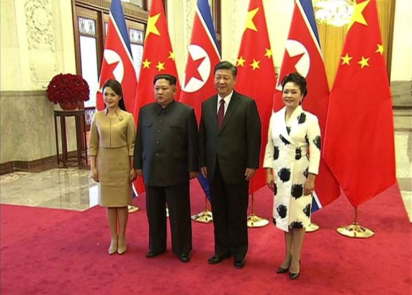 Acompañado de su joven esposa Ri Sol Ju, vestida con un traje chaqueta color ocre, el dirigente norcoreano posó para las fotos junto a su anfitrión y la primera dama china, Peng Liyuan, excantante del Ejército, ataviada con un vestido blanco con manchas negras.