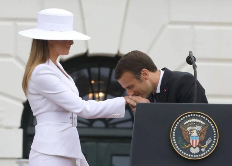 El mandatario francés plantó un delicado beso en la mano de Melania para agradecer por la lujosa cena que la primera dama ofreció anoche en su honor.