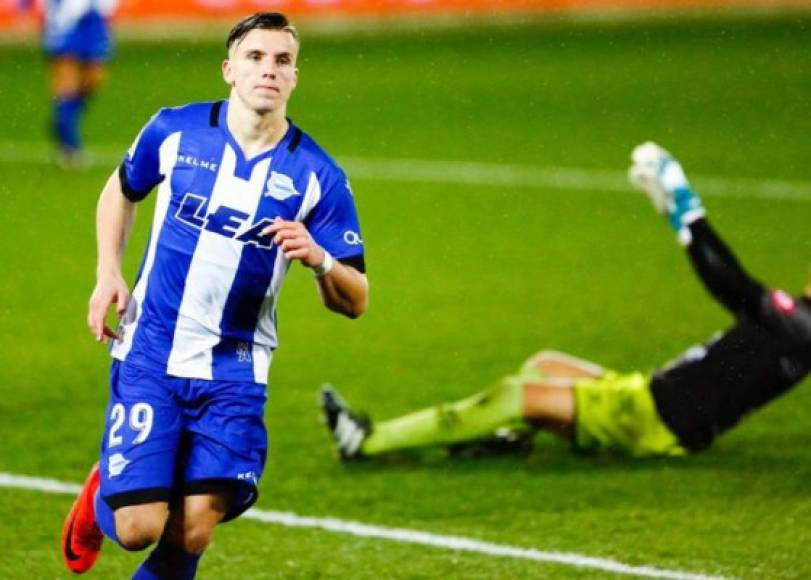 El Deportivo Alavés ha concretado la venta del delantero bosnio, Ermedin Demirovic, al equipo alemán, Friburgo, informan medios españoles. El equipo albiazul deseaba retenerlo para la próxima temporada, pero el atacante decidió no renovar su contrato que finalizaba en junio de 2021. Después de tener varias temporadas en préstamo, el joven de 22 años pudo consagrarse en el Sant Gallen de Suiza, donde contó con muchos minutos de juego, teniendo así una gran temporada, 13 goles y 5 asistencias en 24 partidos.