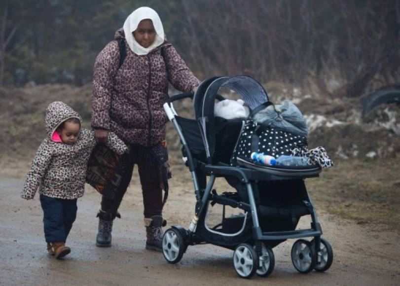 Familias enteras cruzan la frontera de Canadá huyendo de las políticas antiinmigratorias del presidente Trump.