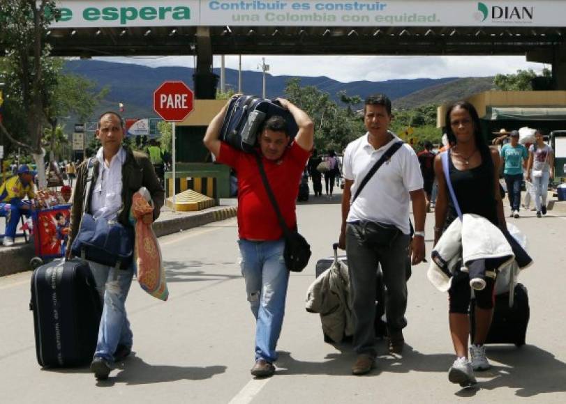 Según Migración Colombia, el lunes se registró un mayor ingreso de venezolanos para comprar alimentos debido a que era feriado en el vecino país y por el paro que convocó la oposición para el miércoles y jueves, como una de sus medidas de presión para que Maduro suspenda la Constituyente.
