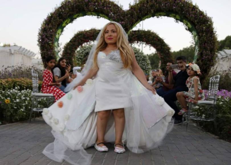 La modelo con un carismático vestido nupcial, sus zapatos holográficos de Mary Jane. Foto: AFP