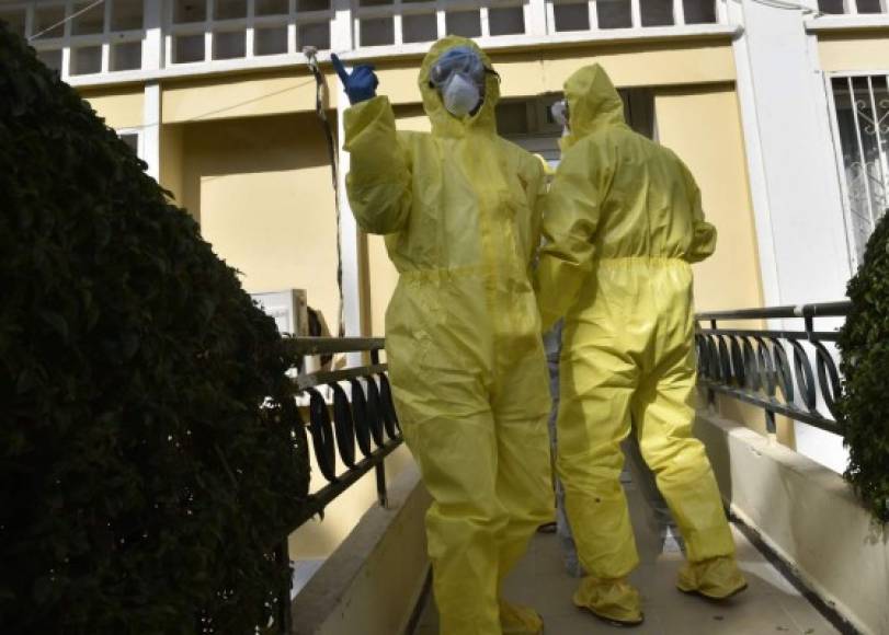 Las autoridades confirmaron de momento 10 casos positivos de coronavirus, uno de ellos en Madrid, un joven de 24 años que se infectó durante sus vacaciones en el norte de Italia y otro en Barcelona.
