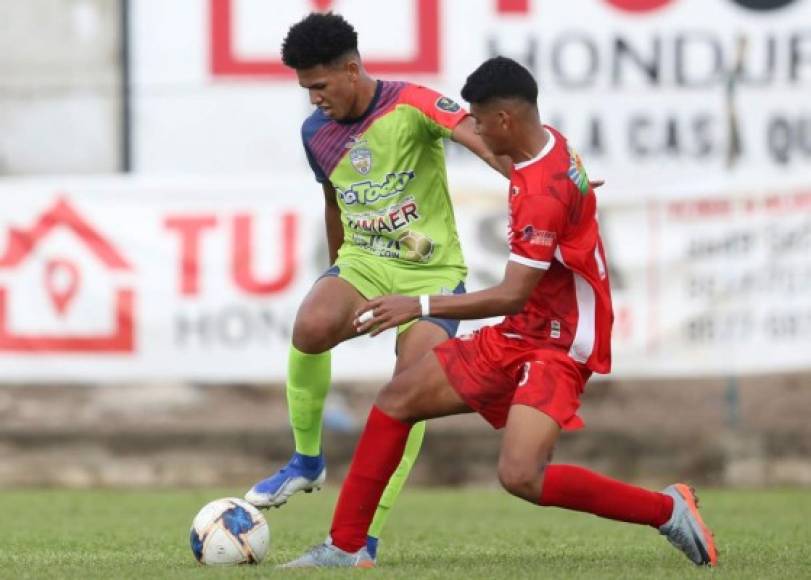 El joven mediocampista Jack Jean-Baptiste, de 21 años, se encuentra entrenando con los Lobos de la UPNFM intentando convencer al entrenador Raúl Cáceres. Pertenece al Motagua y jugó el torneo pasado con el descendido Real de Minas.