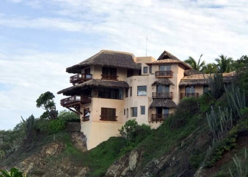 La mansión valorada en 1,9 millones de dólares cuenta con cinco habitaciones, con baño propio y cuatro de ellas con vestidor. El edificio cuenta con terraza descubierta y un mirador con vista al mar.