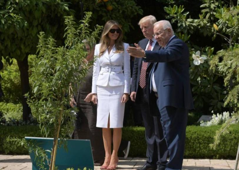Luego, la pareja presidencial de Estados Unidos dieron un tour por los jardínes de la residencia del presidente israelí Reuven Rivlin.