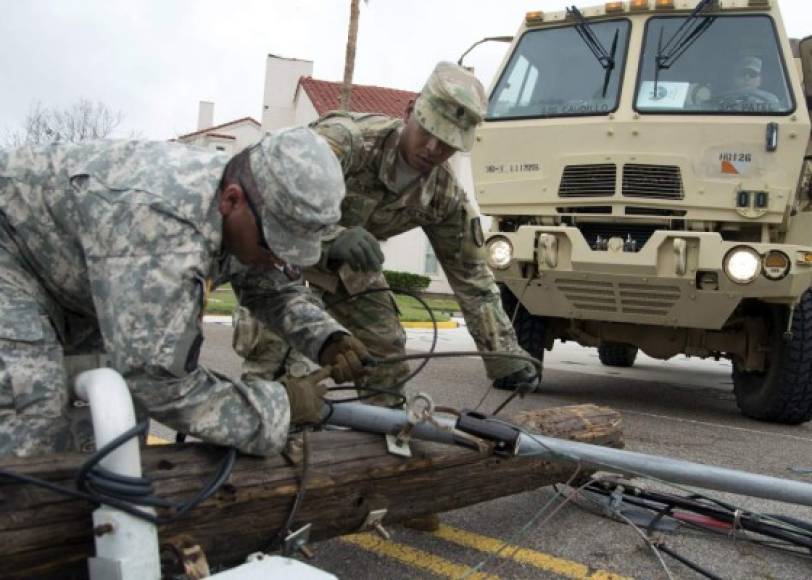 Más de 32 mil militares de la Guardia Nacional fueron desplegados en Houston para ayudar en las labores de rescate.