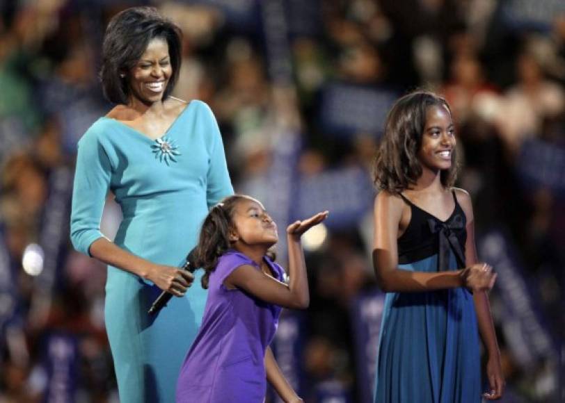 Michelle Obama presentó a sus hijas durante la Convención Nacional Demócrata de 2008. En ese entonces, Sasha tenía 7 años de edad y Malia 10. La pequeña de los Obama heredó el carisma de su padre.