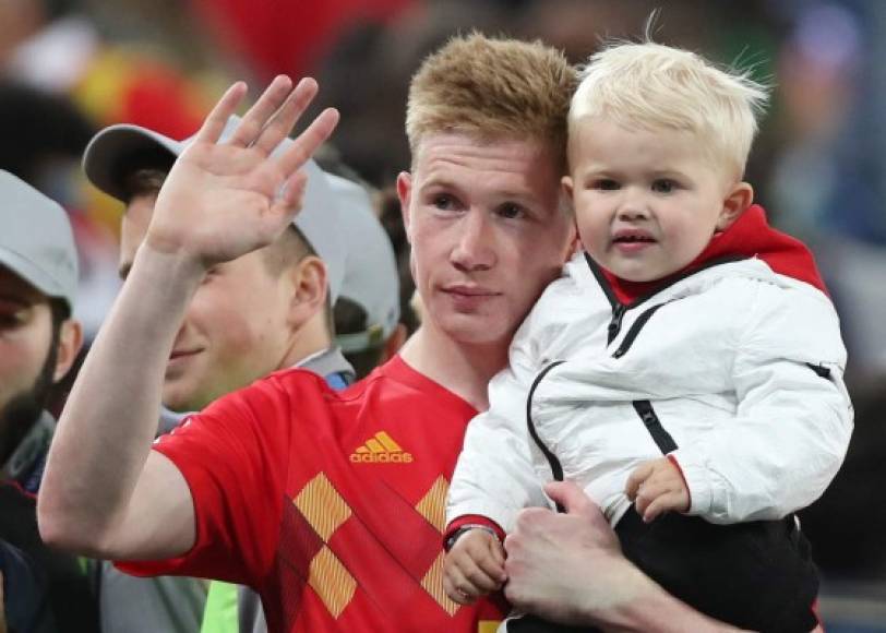 La esposa de Kevin de Bruyne llevó a su pequeño y se lo dio para que lo cargara en sus brazos.