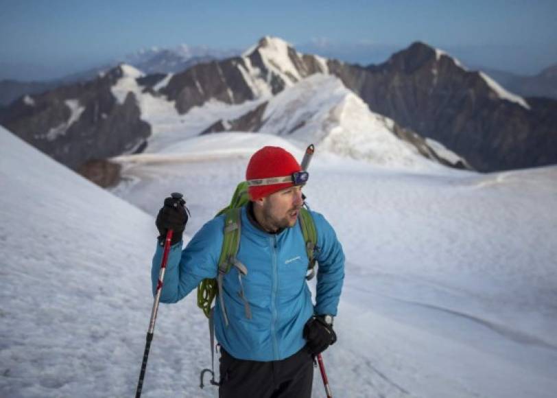 ESQUÍ. Meta de altura. El escalador húngaro Nandor Terek trepa en la altura de 4,600 metros en su camino hacia el pico de la montaña Kazbek cerca de Stepantsminda, Georgia.