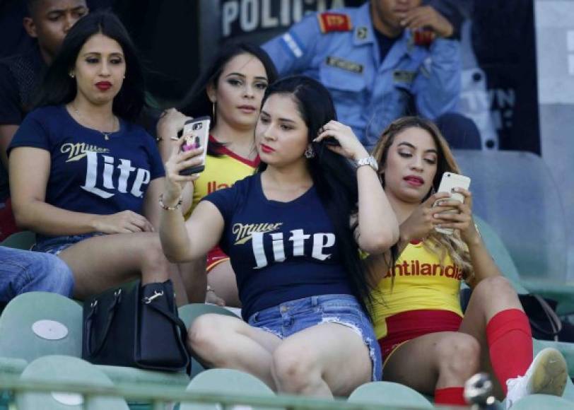 Bellas edecanes que no pueden faltar al estadio del Marathón.