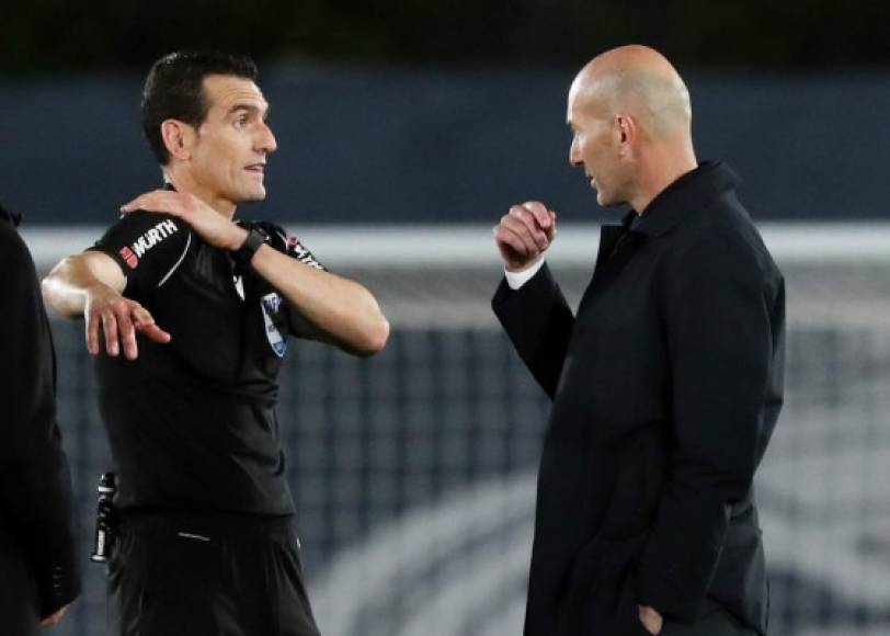 Martínez Munuera le explicaba a Zidane su decisión de pitar el penal.