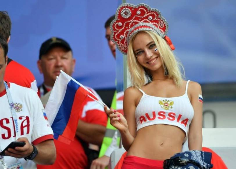 Las rusas engalanaron con su belleza las gradas del Samara Stadium. Foto AFP