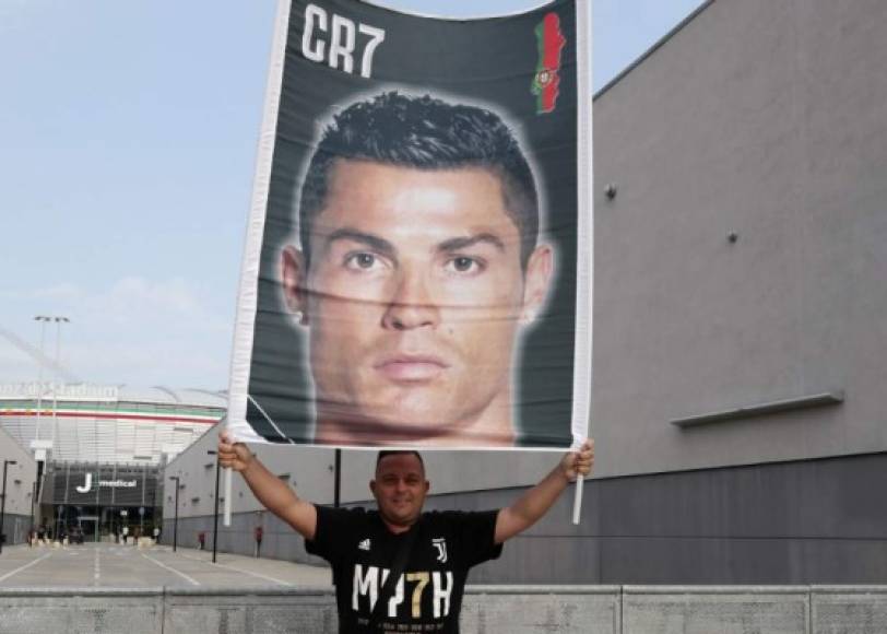 En las calles de Turín se ven pancartas alusivas a CR7.