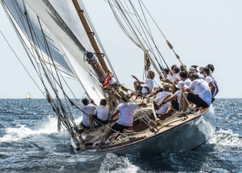 VELA. Casi caen al agua. El Hispania durante la tercera jornada de la Regata Islas Baleares, que cuenta con la presencia de 49 embarcaciones en Mallorca.