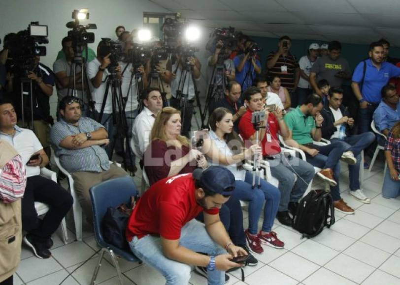 La conferencia de prensa ha estado abarrotada por periodistas hasta mexicanos que ya están en San Pedro Sula.