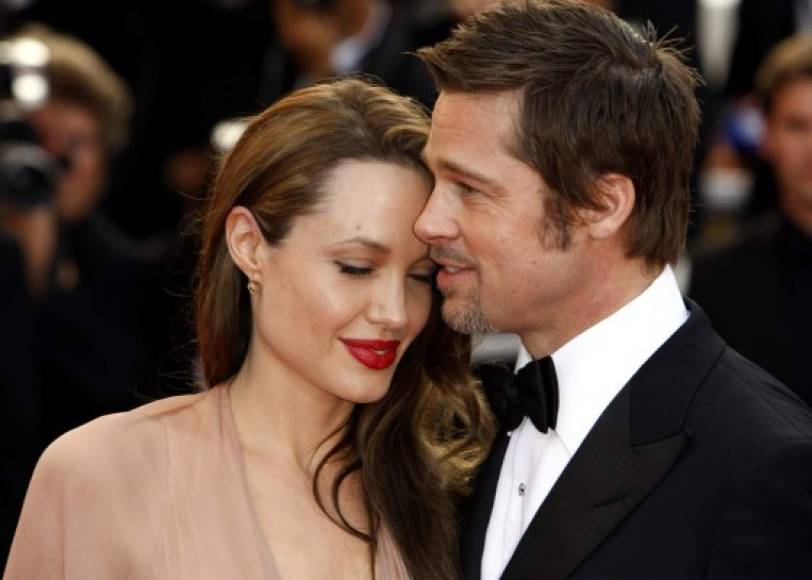 Desde que saltó su romance a la luz pública, Angelina Jolie y Brad Pitt siempre se muestran muy enamorados y no desaprovechan momento para prodigarse mimos y halagos. Así lucieron en el festival de cine de Cannes el 20 de mayo de 2009.