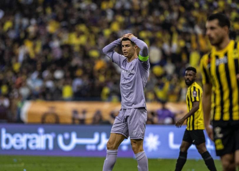 Cristiano Ronaldo se lamenta tras no poder marcar contra el Al-Ittihad.