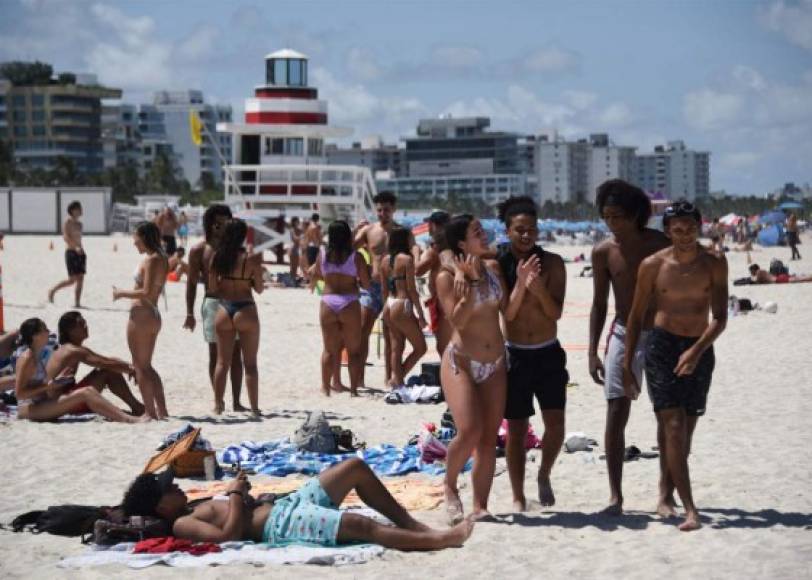 El Gobernador ordenó el cierre del 3 al 7 de julio el cierre de las playas de Miami-Dade, Broward y Palm Beach. Muchas ciudades han suspendido la clásica quema de fuegos artificiales.