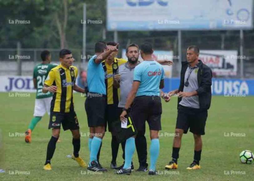 Rafael Cánovas, asistente técnico del Real España, se fue expulsado y armó gran show en el estadio Yankel Rosenthal.