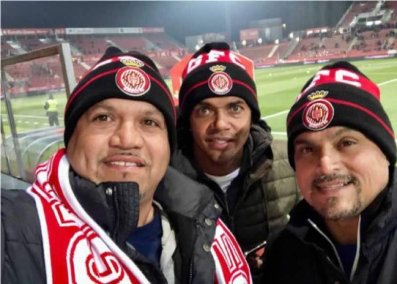 Amado Guevara en el estadio del Girona con sus amigos, los hermanos Danny y Mauricio Bueso.