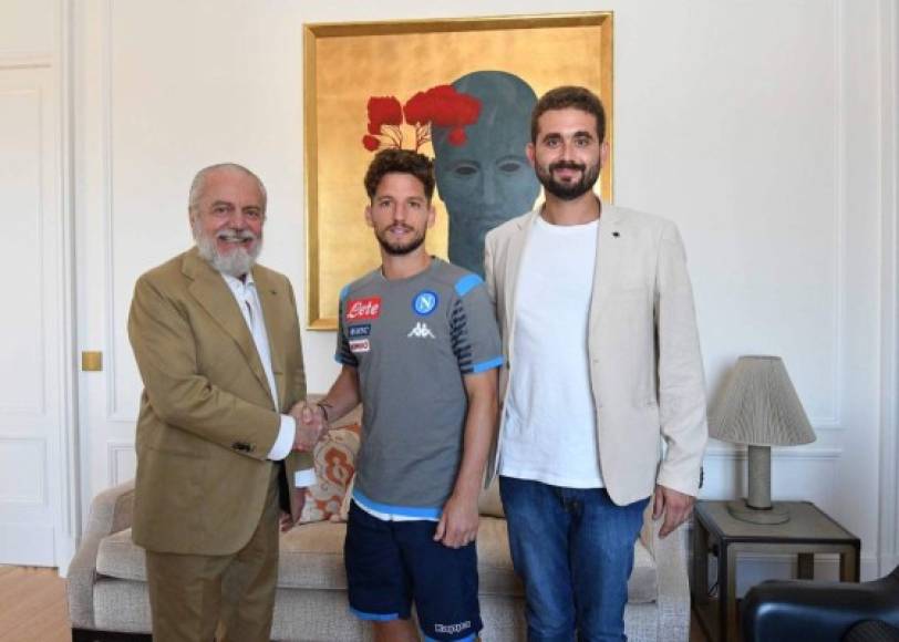 El belga Dries Mertens, máximo goleador histórico del Napoli, ha renovado su contrato en la previa de la final de Copa Italia. Ha sido el presidente del club, Aurelio de Laurentiis el que ha confirmado la noticia adjuntando una foto en el que aparece parte del staff del club junto con Mertens y en la que nadie lleva mascarilla. El mandatario no ha confirmado la duración del nuevo contrato de Mertens, aunque los medios italianos aseguran que el vínculo expirará el 30 de junio de 2022.