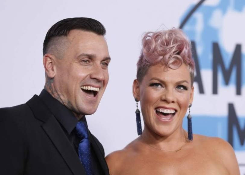 La cantante estadounidense Pink y su esposo, el corredor de motos Carey Hart.