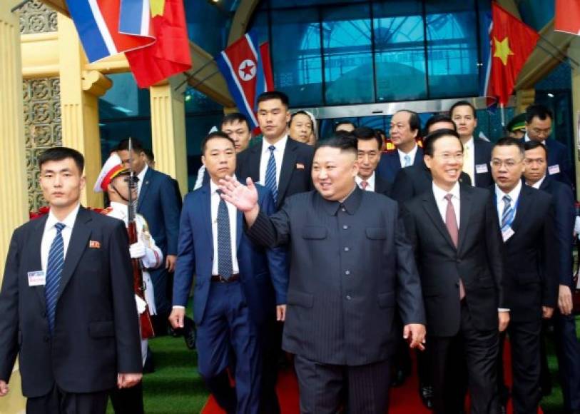 Los agentes marcharon muy cerca del mandatario norcoreano mientras este saludaba a los periodistas y diplomáticos que le recibieron en Vietnam.
