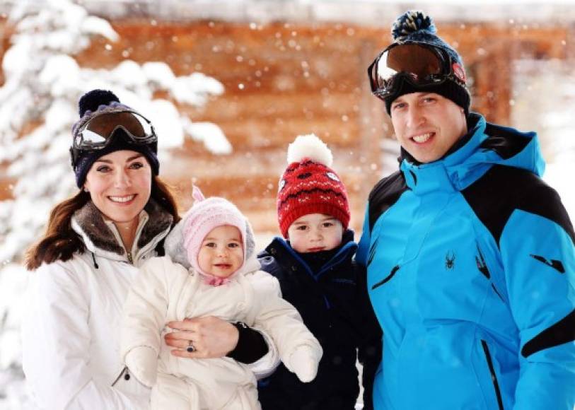 Los Duques de Cambridge comparten ¡las primeras vacaciones de esquí de los príncipes George y Charlotte en los Alpes!