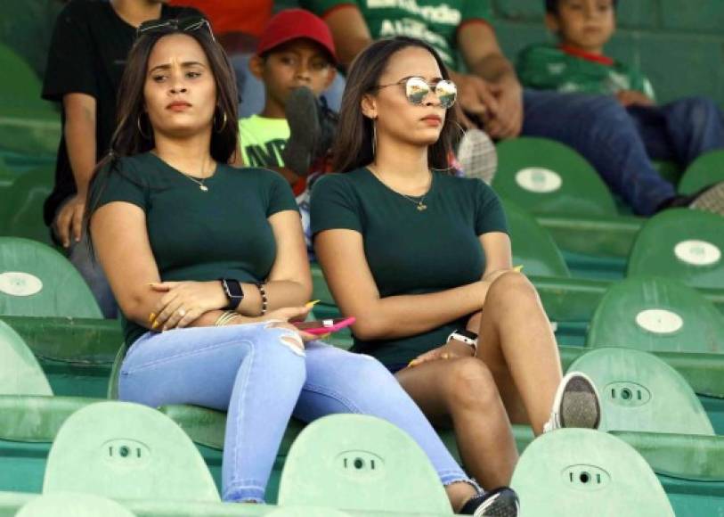 Dos bellas aficionadas en las gradas del estadio Yankel Rosenthal.