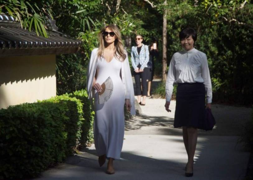 Para su visita a los jardines japonesas en Florida, con Azie Abe, la esposa del primer ministro nipón, Melania optó por un traje blanco de Calvin Klein que complementó con unas bailarinas.
