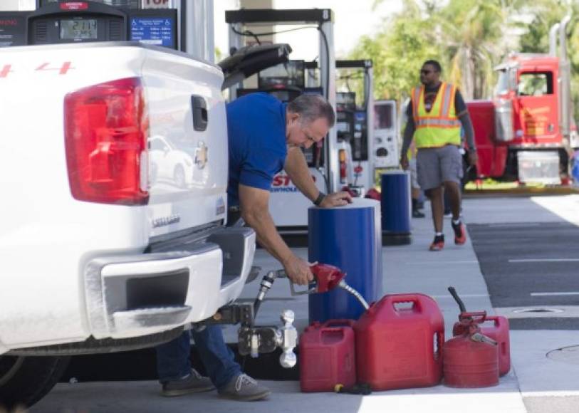 Un hombre llena los contenedores de gas en una gasolinera Costco durante los preparativos para el huracán Irma en Miami, Florida. AFP