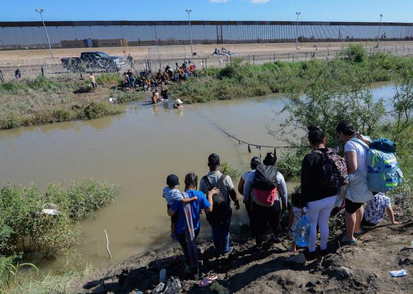 En la última ola migratoria llegan hasta 16.000 migrantes diarios a las fronteras de México, 10,000 de ellos al límite con Estados Unidos, reconoció el presidente Andrés Manuel López Obrador el lunes.