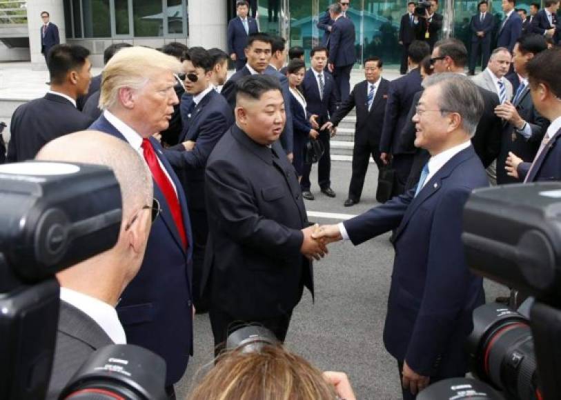 Tras una reunión de unos 45 minutos en el sector surcoreano de la DMZ, Trump acompañó a Kim Jong Un hacia su país, esta vez junto al presidente de Corea del Sur Moon Jae-in.