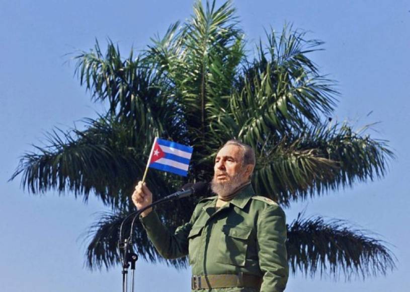 Fidel Castro murió a los 90 años tras gobernar Cuba durante casi medio siglo, era el último dirigente histórico del comunismo y hombre del perenne desafío a Estados Unidos.<br/><br/>Último de los grandes protagonistas de la Guerra Fría, Castro instauró un régimen marxista-leninista a solo 150 km de las costas de EUA, y se alió con su enemigo acérrimo, la entonces Unión Soviética.<br/><br/>Con mano de hierro gobernó 47 años la isla y siguió siendo el máximo guía del régimen después de que enfermó y entregó el mando a su hermano Raúl, cinco años menor, el 31 de julio de 2006.<br/><br/>Irrumpió en la historia el 1 de enero de 1959 cuando, al frente de un ejército de “barbudos”, derrocó al dictador Fulgencio Batista.<br/><br/>Bajo su mando, Cuba protagonizó la crisis de los misiles y se convirtió en santuario de la izquierda latinoamericana.<br/><br/>Sus opositores lo vieron como un implacable dictador que confiscó libertades y propiedades, sometió a la población a penurias económicas y no admitió el disenso. Más de 1.5 millones de cubanos partieron al exilio.<br/><br/>Fue sepultado, tras una semana de honras, en el cementerio de Santiago de Cuba.