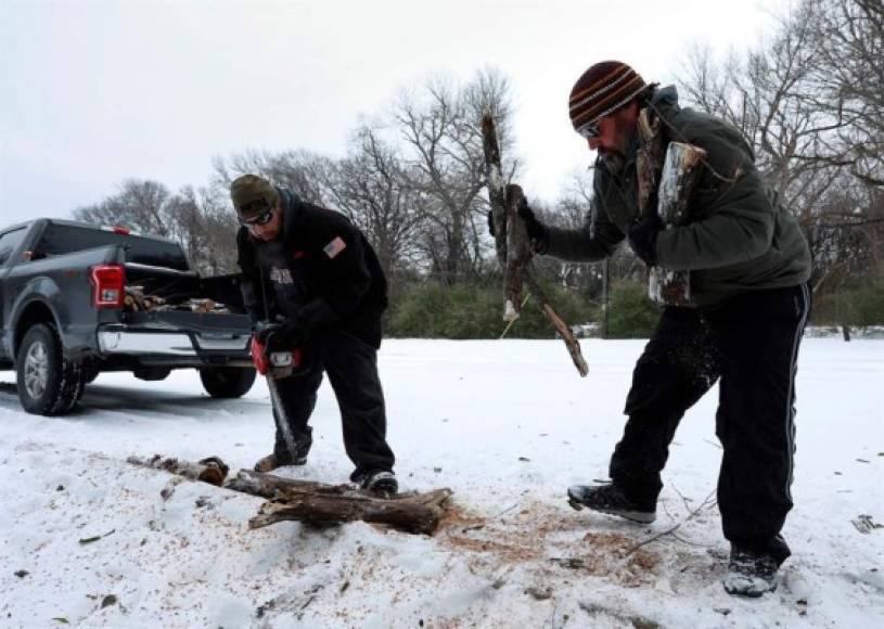 Las nevadas también han congelado las tuberías de agua corriente. 'Nuestro vecino acaba de conseguirnos un tanque de propano para intentar descongelar nuestras tuberías porque están congeladas. No estamos acostumbrados a esto en Texas', contó a AFP Burke Nixon, residente en Houston.