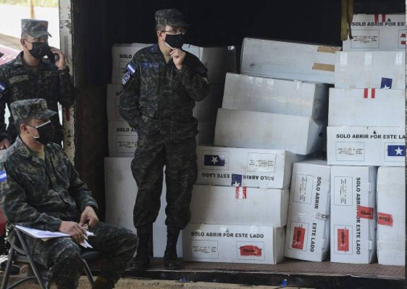 Miembros de las Fuerzas Armadas permanecen en las instalaciones de Infop, donde el CNE tiene su centro de operaciones. Foto: AFP