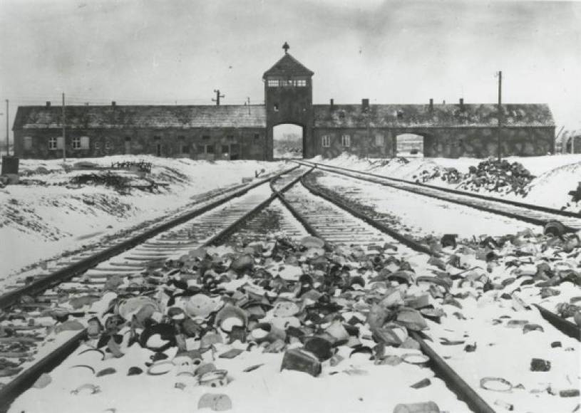 Hoy, 76 años después de que las tropas soviéticas rescataran a unos 7,000 sobrevivientes aquel 27 de enero de 1945 en el campo de concentración y exterminio de Auschwitz-Birkenau, el mundo recuerda con horror como Hitler ejecutó la escalofriante solución final contra los judíos.