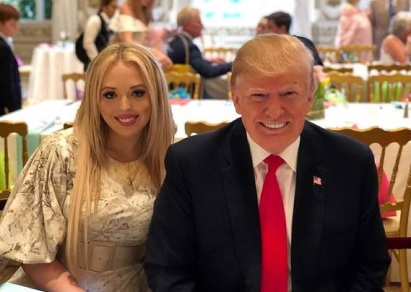 Tiffany Trump, la hija menor del presidente estadounidense, Donald Trump, ha despertado rumores de embarazo en redes sociales tras lucir exuberantes curvas que distan de su estilizada imagen de unos pocos meses atrás.