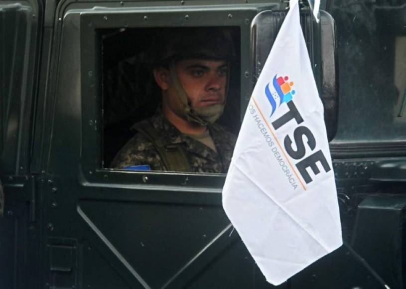 An Honduran soldier sits inside a truck just before the start of the distribution of election material throughout the country for the upcoming general election, on November 20, 1017 in Tegucigalpa. <br/>Honduras will hold elections next November 26 to choose president, three vicepresidents, 128 deputies for the local congress an 20 for the Central American (Parlacen) and 128 mayoralties. / AFP PHOTO / ORLANDO SIERRA