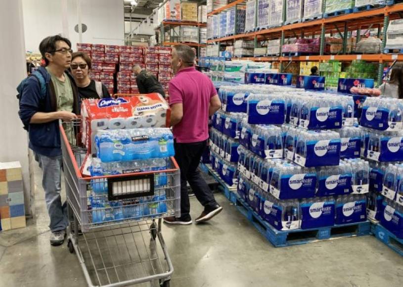 Miles de estadounidenses se volcaron a los supermercados y farmacias para abastecerse de alimentos, agua, mascarillas y medicamentos tras la advertencia de las autoridades sanitarias que el virus no tardará en propagarse por todo el país.