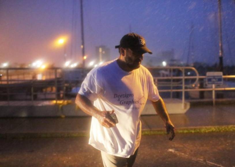 Esta puede ser 'la tormenta más devastadora que haya afectado Florida en décadas', declaró el martes el gobernador de Florida Rick Scott.
