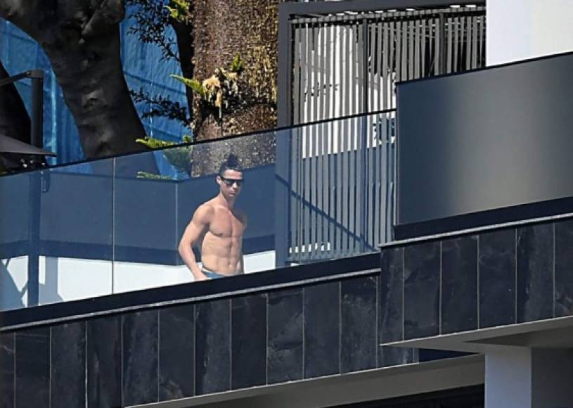 El delantero portugués no ha abandonado su mansión ni acompañado a su novia de compras, fue visto tomando el sol en bañador.