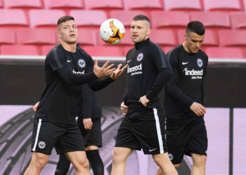 El director deportivo del Eintracht Frankfurt, Fredi Bobic, no descartó la posibilidad de quedarse sin su trío de delanteros, formado por Luka Jovic, Ante Rebic y Sebastien Haller. 'No necesitamos vender a ninguno por razones económicas. Pero puede pasar cualquier cosa. Incluso podemos perder a los tres', señaló Bobic en declaraciones recogidas por el diario alemán 'Bild'.