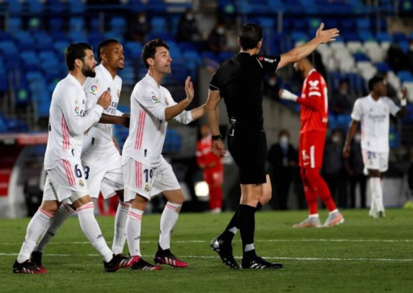 Los jugadores del Real Madrid se fueron encima de Martínez Munuera para reclamarle el polémico penal.