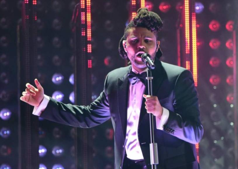 El cantante Weeknd cantó “I can't feel my face when I'm with you'.