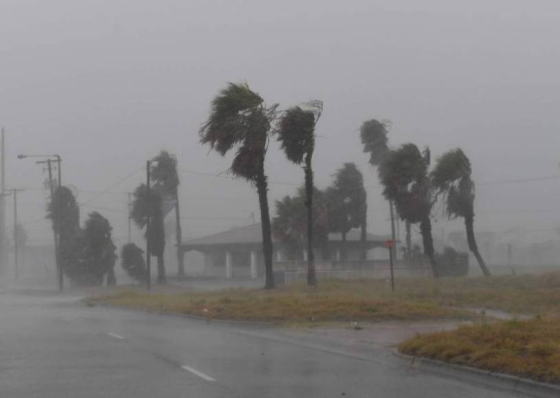 Vientos sostenidos con fuerza de huracán se extienden sobre la costa central de Texas.