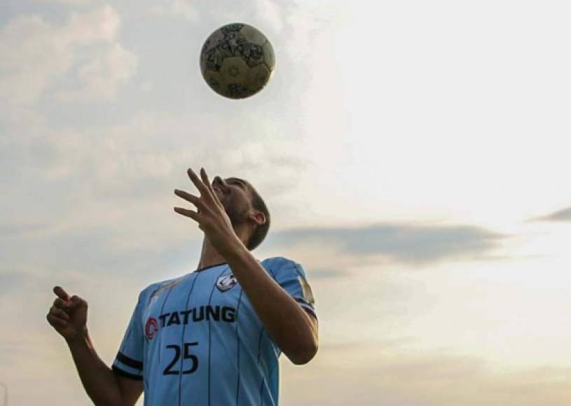 Luis Galo cuenta con 27 años de edad y se desempeña como defensor central del club Tatung FC de la primera división de Taiwán. El joven hondureño nació en Tegucigalpa.