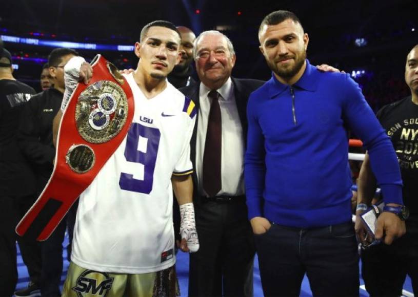 Los presentes se sorprendieron cuando Teófimo López pidió al ucraniano Vasyl Lomachenko posar para una foto en el ring tras la pelea.